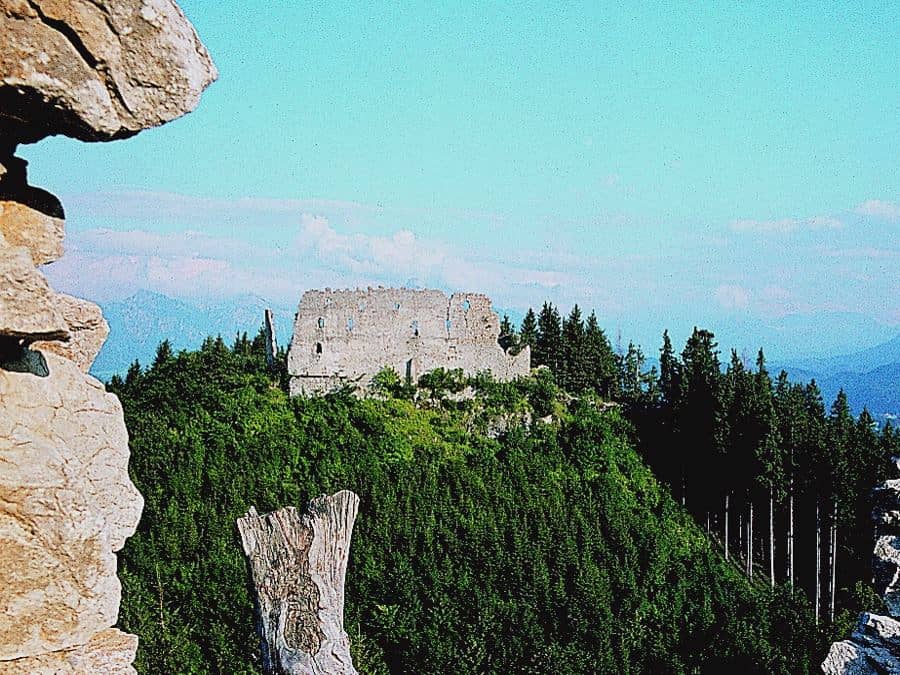 Wandern zur Burgruine Falkenstein am Alatsee