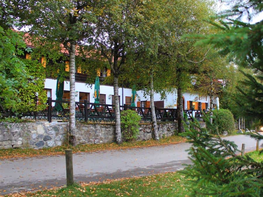 Schon etwas in die Jahre gekommen, aber mit viel Charme: das Hotel Restaurant Alatsee ...