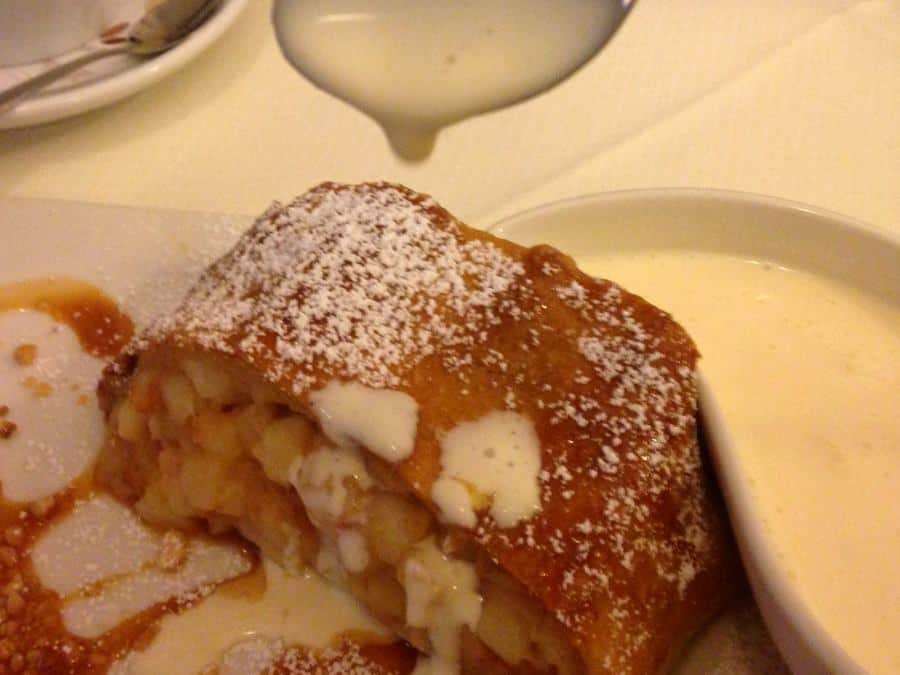 Apfelstrudel mit Vanillesosse: Eine Allgäuer Spezialität