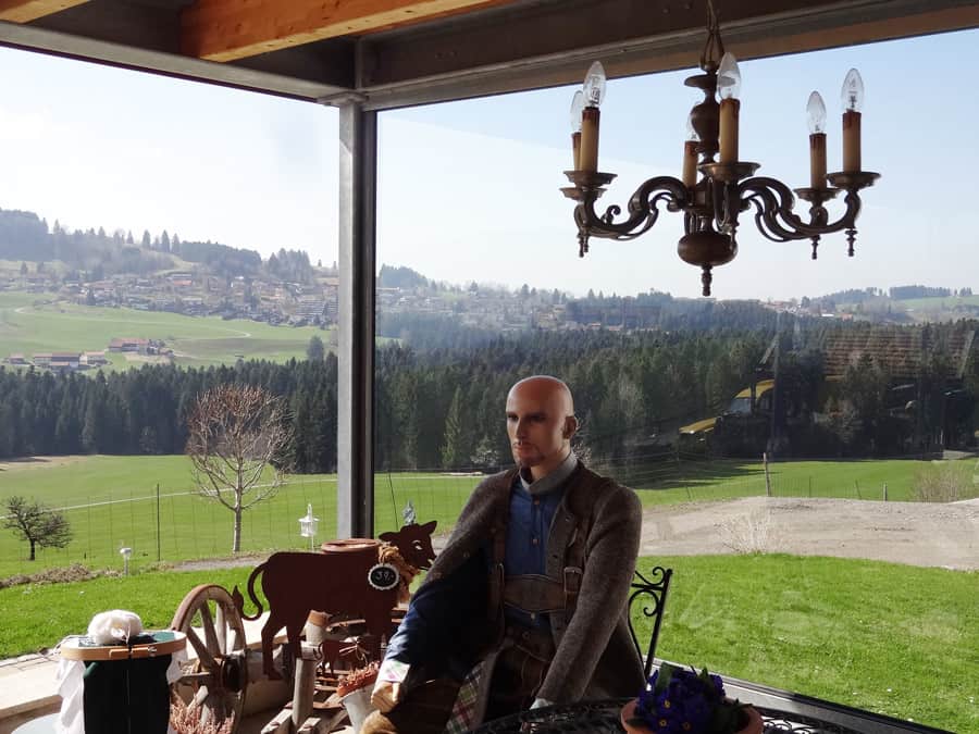 Männliche Schaufensterpuppe im nostalgischen Ambiente bei Trachten Vögel