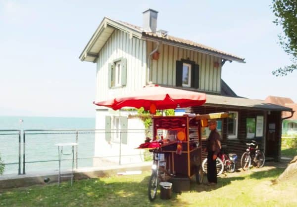 Radlcafe Bodenseeufer: Mobiles Cafe am Bahnübergang Lindau