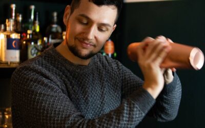 Maxi Koppermann mixt Coctails für das Magazin Allgäu