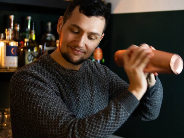 Maxi Koppermann mixt Coctails für das Magazin Allgäu