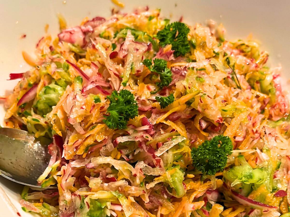 Rohkostsalat aus geretteten Lebensmittel - Foodsharing
