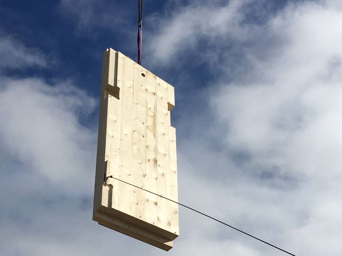 Massiv-Holz-Mauer: Fertigmauern für ökologischen Hausbau