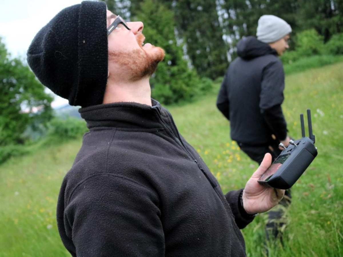 Die Brüder Buhmann bei der Rehkitzrettung mit Drohne