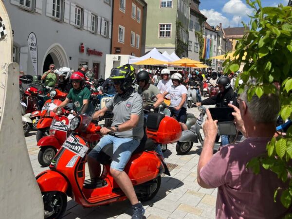 Rote Vespas - die Lieblingsfarbe der Italiener