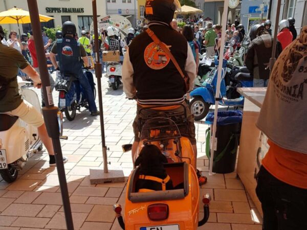 Vespa mit Hundanhänger beim Vespatreffen 2024 in Isny