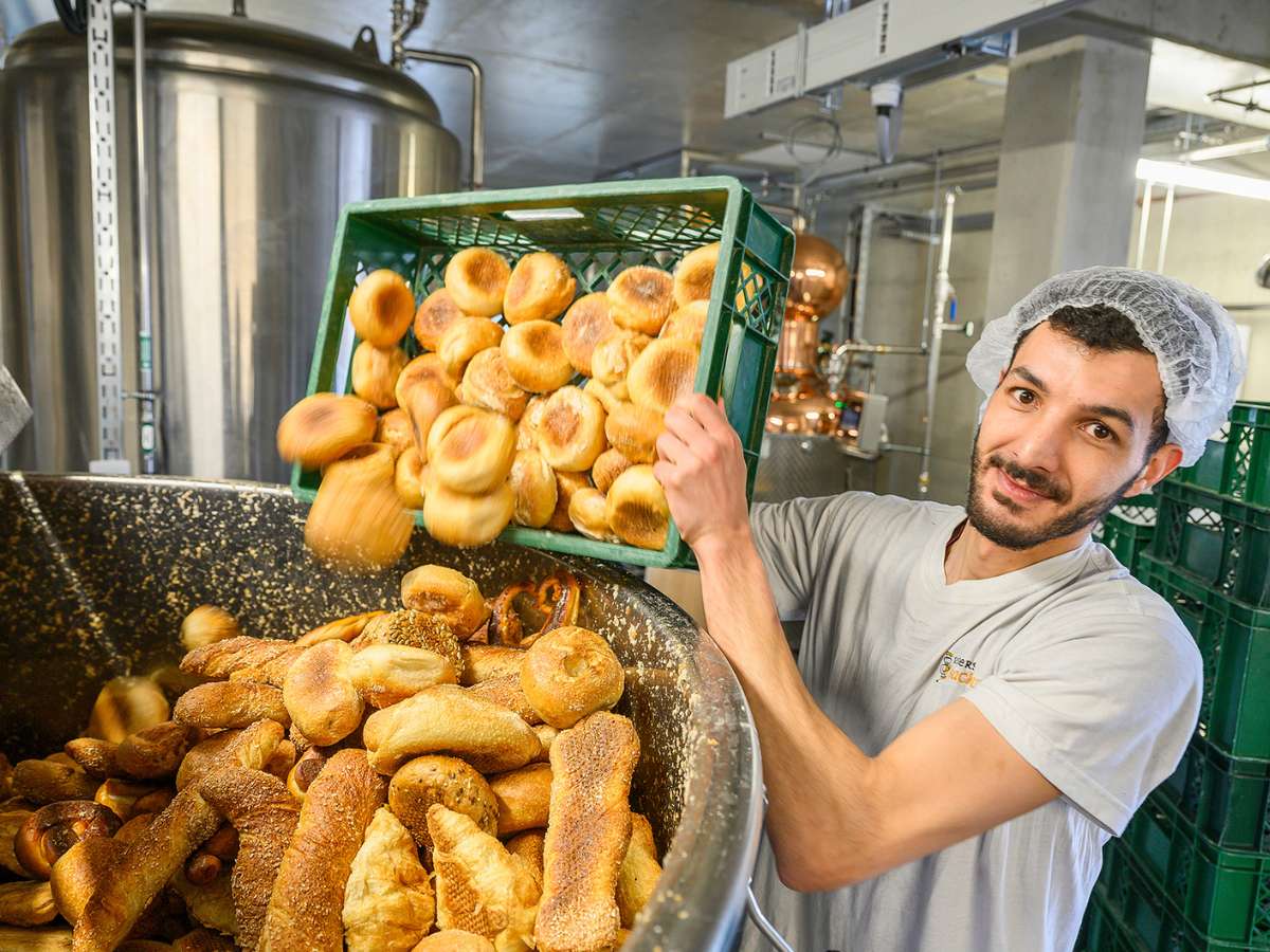 Brot zu Alkohol Effektive Kreislaufwirtschaft: Altes Brot wird Alkohol in der Brot-Brennerei