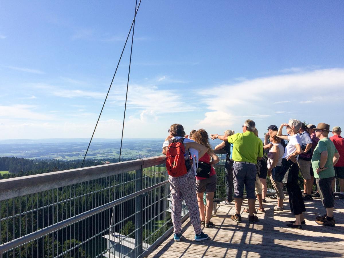 Team- und Gruppenevent auf der Aussichtsplattform der Waldwelt Allgäu mit grandioser Aussicht
