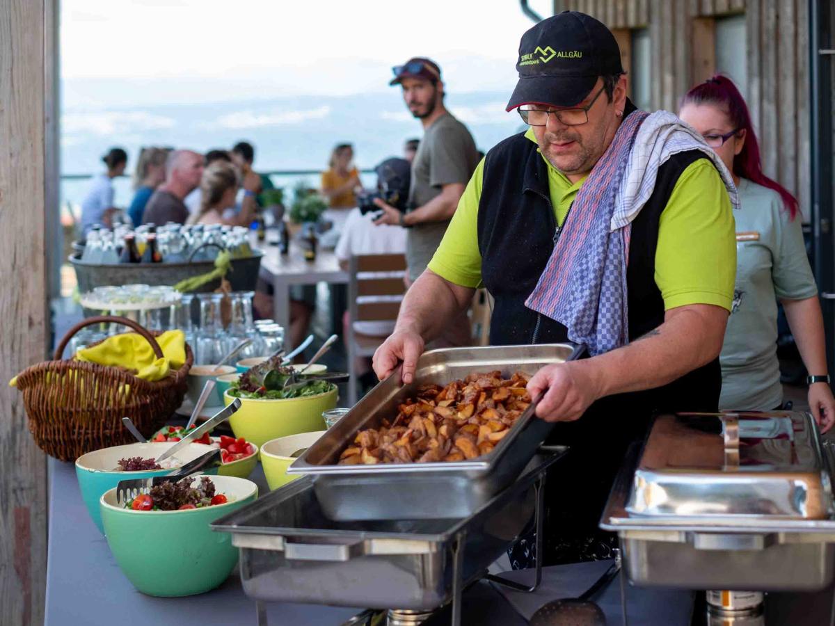 Frisch aufgetischt: Das Buffet bei Gruppenevents in der Waldwelt Skywalk Allgäu