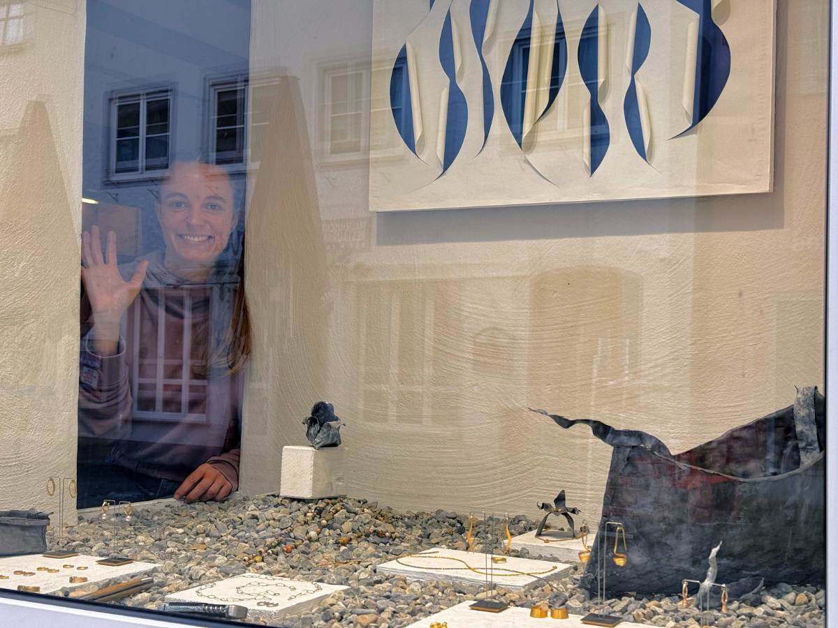 Besonders dekoriert: Schaufenster in der Werkstatt für Schmuck, Isny