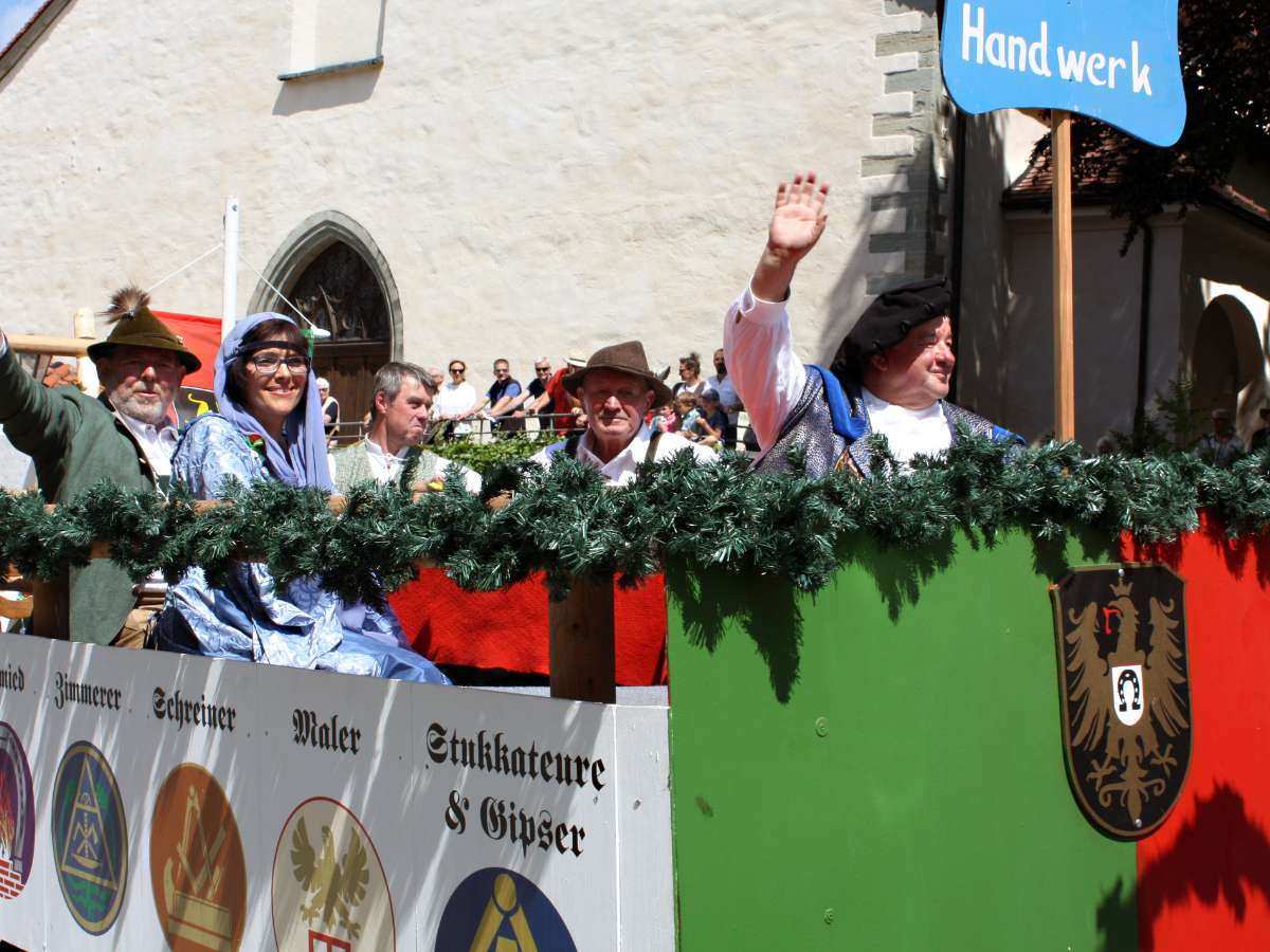 Wagen der Handwerkerzunft beim Isnyer Kinder- und Heimatfest
