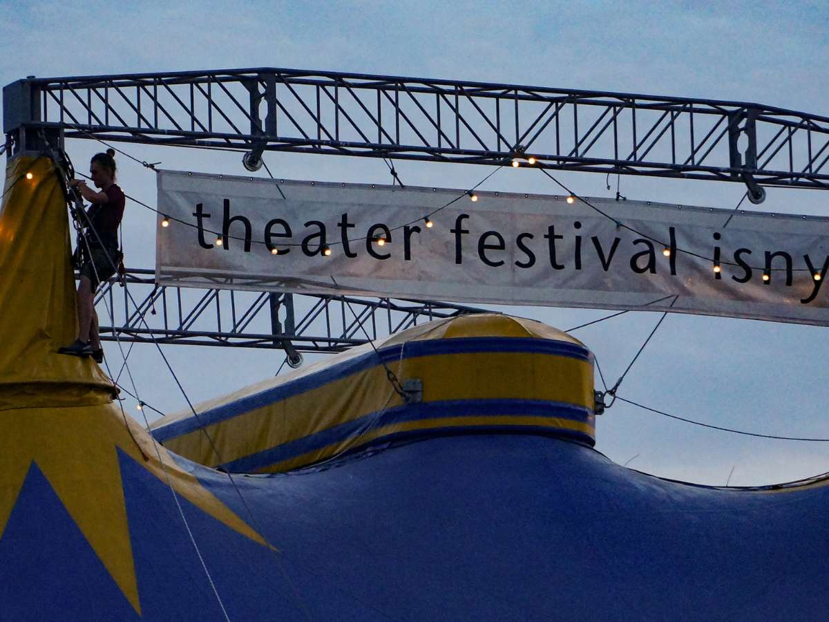 Aufbau des Zeltes beim Theaterfestival Isny